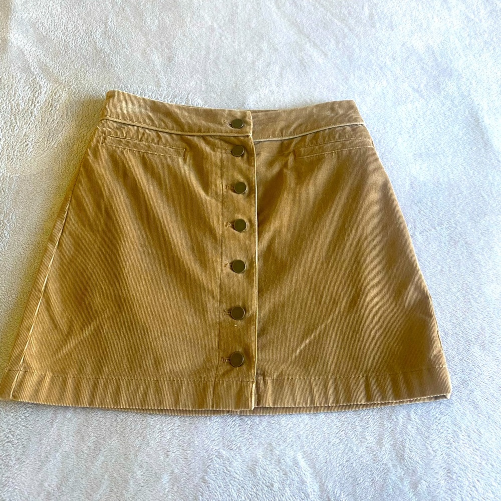 Short skirt with buttons